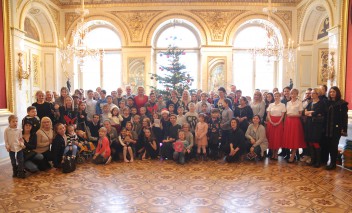Grupa kilkudziesięciu dzieci pozuje do zdjęcia w Sali Salomona w Pałacu na Wyspie.