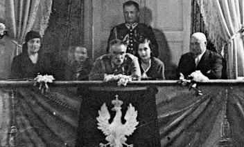 Archiwalne zdjęcie, na którym widoczni są ludzie siedzący w loży teatralnej.