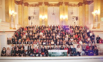 Ludzie siedzą na widowni Teatru Królewskiego.