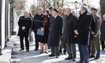 Grupa stojących osób.