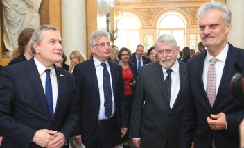 Grupa mężczyzn w Pałacu na Wyspie.