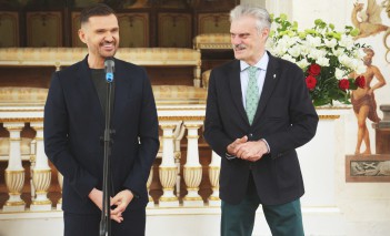 Jeden z mężczyzn, projektant Maciej Zień, stoi przed mikrofonem, drugi - dyrektor Muzeum Łazienki Królewskie - obok.