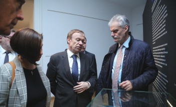 Zwiedzający na wystawie "Virtuti Militari" w Łazienkach Królewskich.