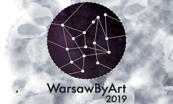 Znak graficzny Warsaw by Art, przedstawiający filetową kulę wypełnioną białymi liniami, poniżej napis Warsaw by Art.