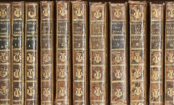 VIII-wieczna biblioteczka z książkami.