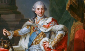 Stanisław August w stroju koronacyjnym, król stoi ubrany w czerwony płaszcz z kołnierzem z gronostaja, przepasany szarfą.