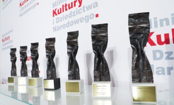 Statuetki nagrody Sybilla, w tle logo Ministerstwa Kultury i Dziedzictwa Narodowego.
