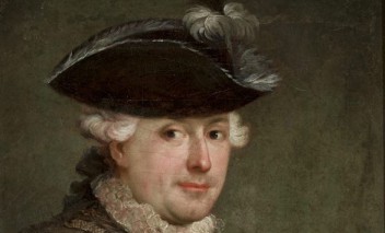 Król Stanisław August w karnawałowym stroju weneckim, ze wstęgą orderu Orła Białego oraz z białą maską w prawej dloni.