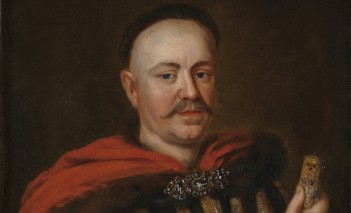 Portret Stanisława Herakliusza Lubomirskiego. Mężczyzna jest ubrany w zbroję i płaszcz, w ręku trzyma buławę. 