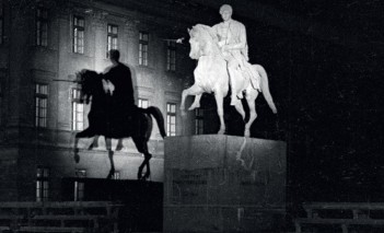 Okładka książki przedstawiająca pomnik z wizerunkiem mężczyzny na koniu. Na okładce jest napis: Golec rzymski w koszuli. Pomnik księcia Józefa Poniatowskiego w Warszawie. 
