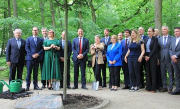 Uroczyste zasadzenie drzewa z okazji 20 lat Polski w UE