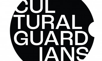 Biały napis Cultural Guardians na czarnym, okrągły tle. 