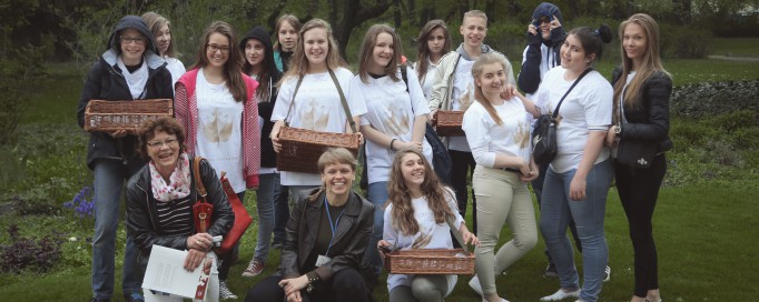 Grupa młodych osób pozuje do zdjęcia.