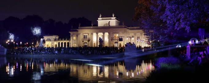 Pałac na Wyspie nocą oświetlony iluminacją.