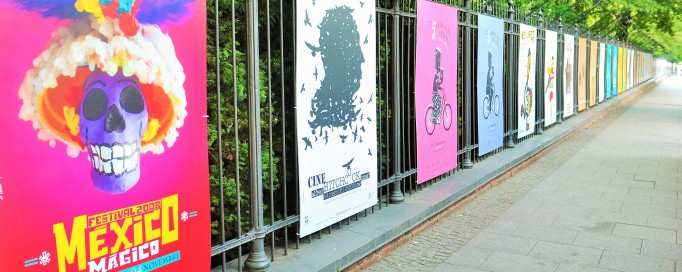 Plakaty wiszące na płocie.