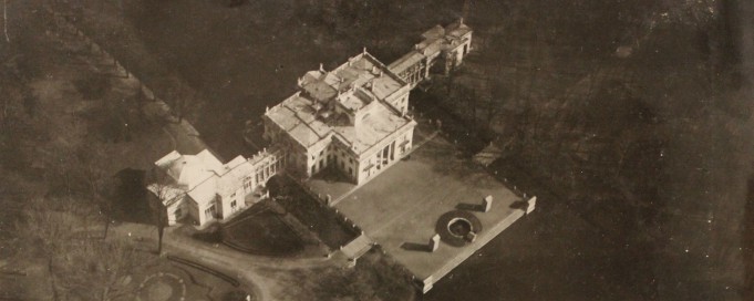 Archiwalne zdjęcie Pałacu na Wyspie z lotu ptaka.