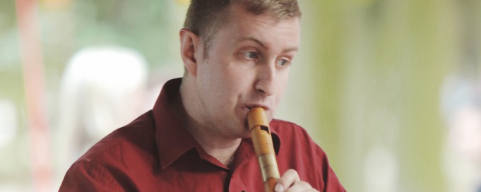 Mężczyzna grający na flecie.