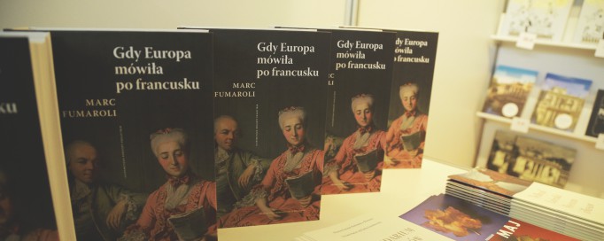 Książki leżące na stoisku wystawienniczym.