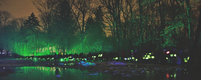 Ogrody wieczorem oświetlone zielonym świtłem.