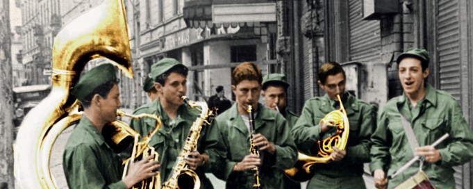 Żołnierze grają na instrumentach dętych.