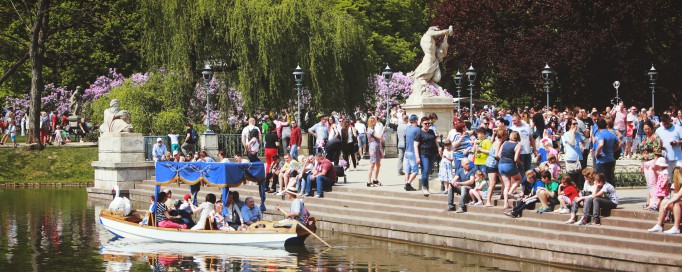 Tłumy zwiedzających na tarsie Pałacu na Wyspie.