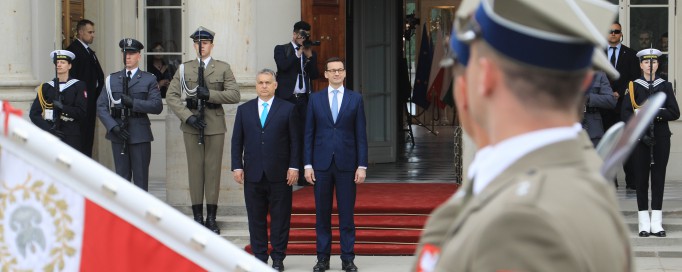 Premierzy Polski i Węgier przed Pałacem na Wyspie w otoczeniu warty honorowej.