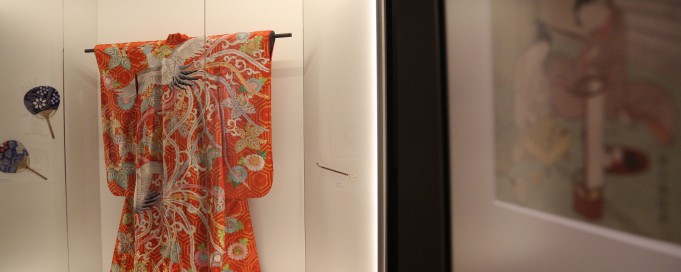 Japońskie kimono w gablocie wystawowej.