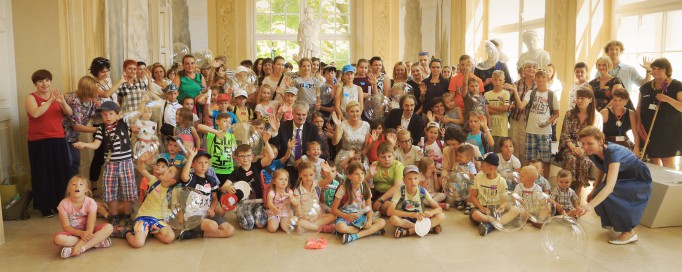 Grupa kilkudziesięciu dzieci pozuje do zdjęcia w Starej Oranżerii.