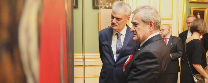 Dwóch mężczyzn zwiedza wystawę.