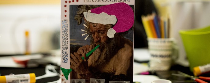 Kartka świąteczna wykonana kolażem - Satyr grający na flecie ma na głowie czapkę świętego Mikołaja.