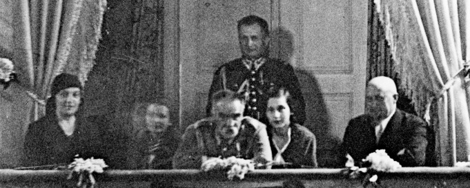 Archiwalne zdjęcie, na którym widoczni są ludzie siedzący w loży teatralnej.