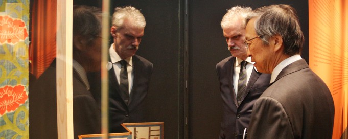 Dwóch mężczyzn zwiedza wystawę.