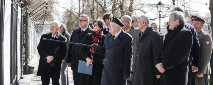 Grupa stojących osób.
