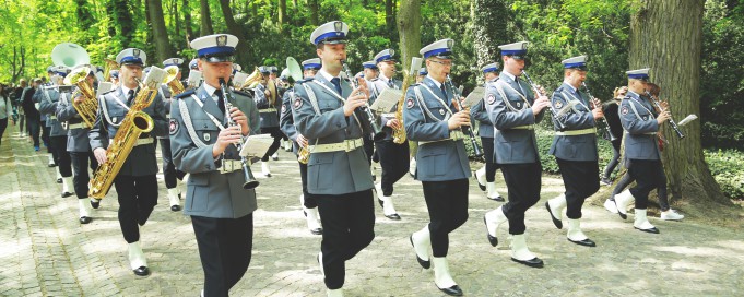 Parada orkiestry policyjnej w ogrodach Łazienek Królewskich.