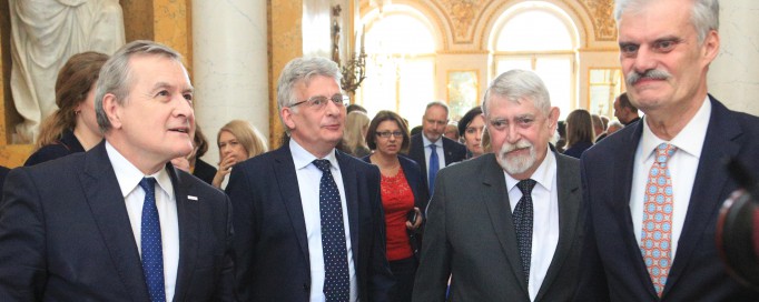 Grupa mężczyzn w Pałacu na Wyspie.