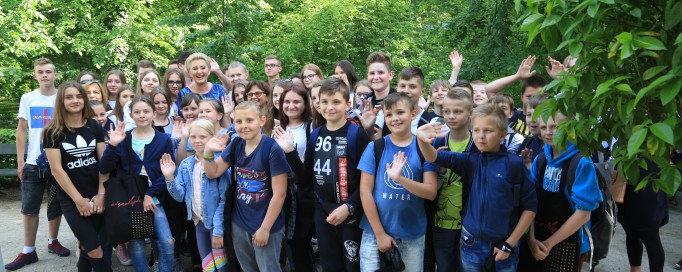 Dzieci z domów dziecka na wspólnym zdjęciu z Pierwszą Damą Agatą Kornhauser-Dudą.