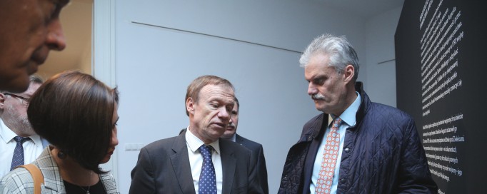 Zwiedzający na wystawie "Virtuti Militari" w Łazienkach Królewskich.