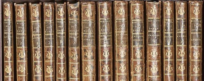 VIII-wieczna biblioteczka z książkami.