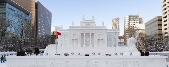 Pałac na Wyspie wykonany ze śniegu i lodu. 