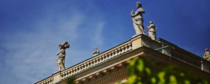 Rzeźby na dachu Pałacu na Wyspie.