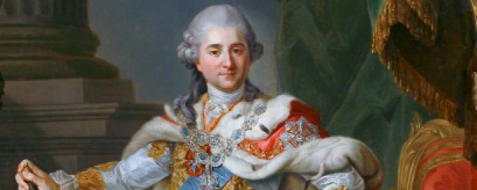 Stanisław August w stroju koronacyjnym, król stoi ubrany w czerwony płaszcz z kołnierzem z gronostaja, przepasany szarfą.
