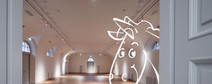 Grafika przedstawiająca wejście do Stajni Kubickiego, zza drzwi wygląda animowana głowa konia.