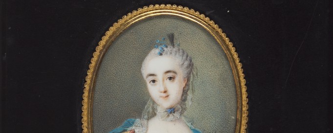 Miniatura przedstawiająca portret młodej kobiety, w XVIII-wiecznej sukni.