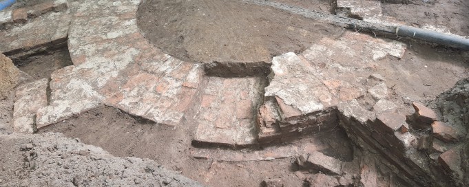 Pozostałości ceglanej konstrukcji, osadzone w ziemi.