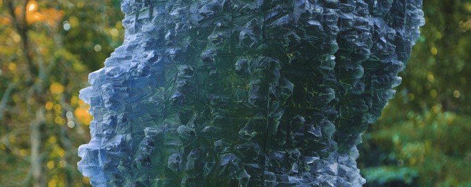 Rzeźba "Elegantka II", wykonana z żywicy poliuretanowej z umieszczonym wewnątrz światłem, stojąca w parku.