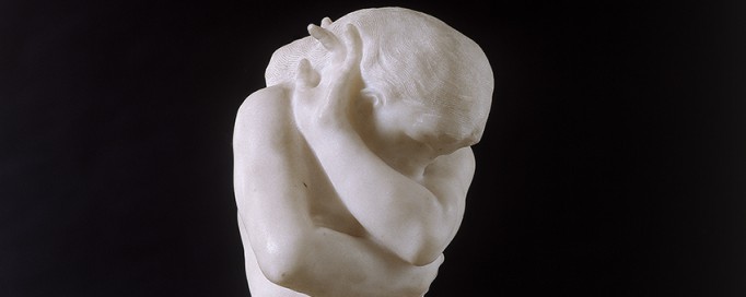 Rzeźba przedstawiająca nagą kobietę, zasłaniającą się obiema rękami. 