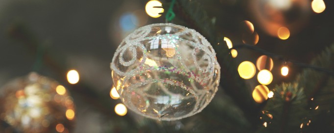 Gałązka choinkowa z bombkami i światełkami.