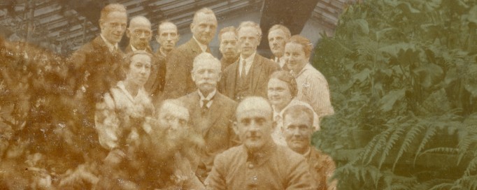 Archiwalne zdjęcie przedstawiające grupę ludzi pozujących do zdjęcia. 