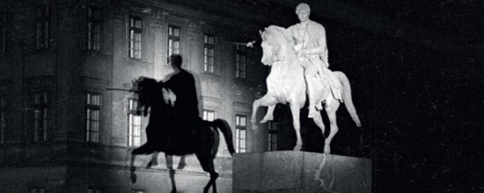 Okładka książki przedstawiająca pomnik z wizerunkiem mężczyzny na koniu. Na okładce jest napis: Golec rzymski w koszuli. Pomnik księcia Józefa Poniatowskiego w Warszawie. 