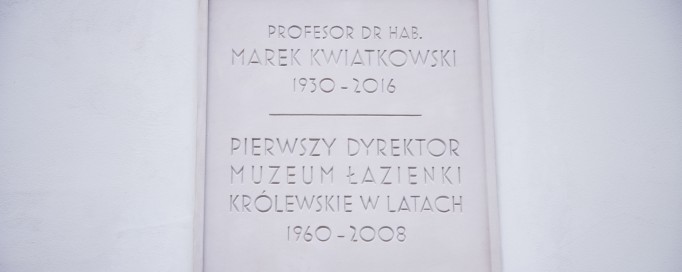 Tablica pamiątkowa z napisem: profesor dr hab. Marek Kwiatkowski (1930-2016). Pierwszy dyrektor Muzeum Łazienki Królewskie w latach 1960-2008